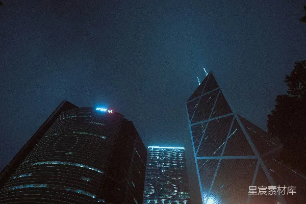 夜晚高大的现代摩天大楼灯火辉煌