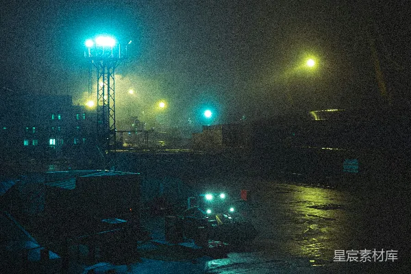 夜间灯火辉煌的高楼大厦