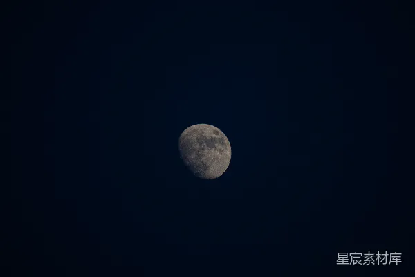 夜空中明月高悬，星光璀璨。
