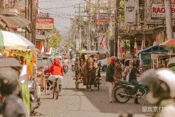 一条繁忙的街道上有许多人和自行车