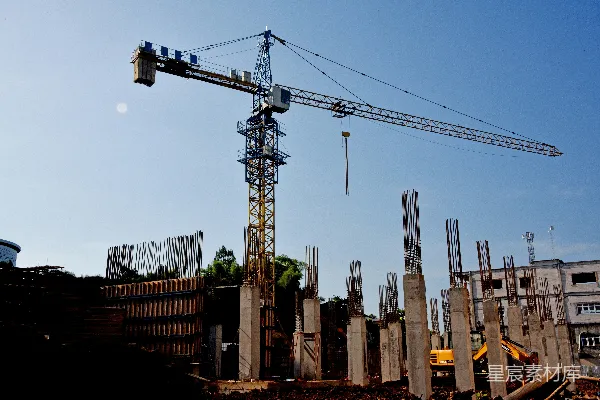 高清摄影 一个建筑工地，背景中有一台起重机。