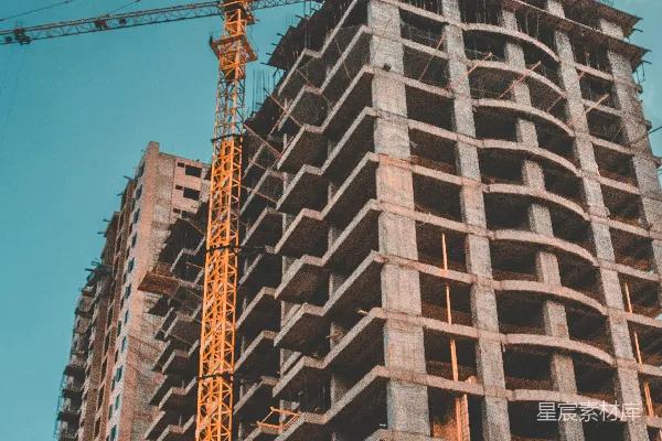 高清摄影 白天晴朗的蓝天下的棕色混凝土建筑