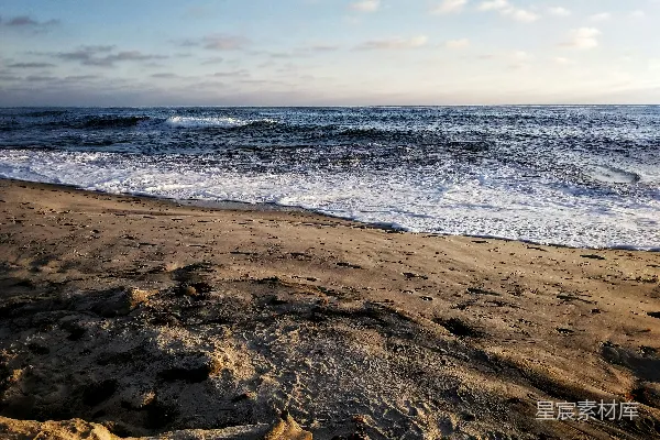 棕色的岩石海岸白天靠近水源的地方