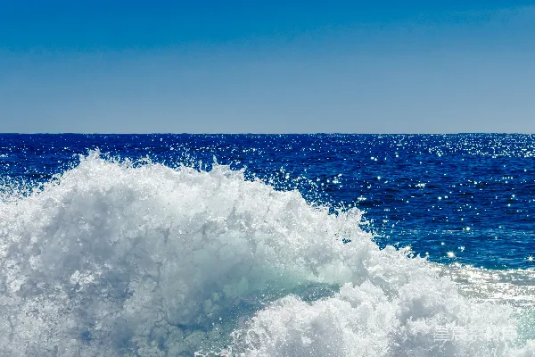 海边一个人骑着冲浪板在波浪上。
