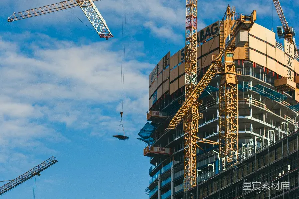 高清摄影 正在建设中的大型建筑旁边有一台起重机。
