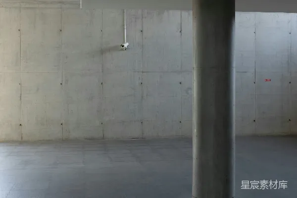 高清摄影 一座用混凝土墙建造的建筑物内部，有一个平台由柱子支撑着。