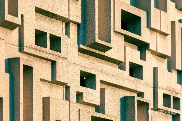 高清摄影 一座由砖块建造的建筑物，前面有一个钟。