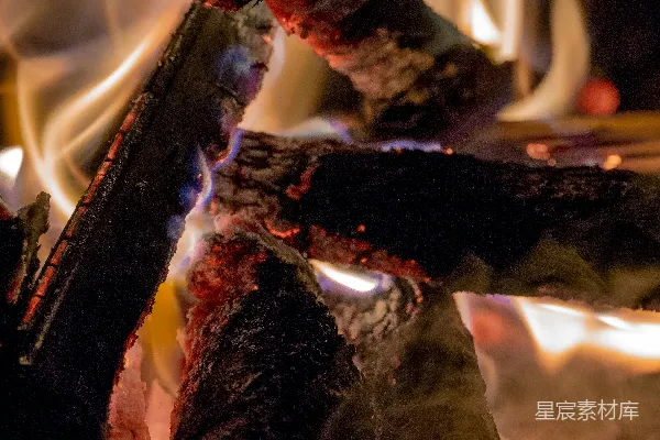 烤 Grill 上的一根热狗的特写 Close Up