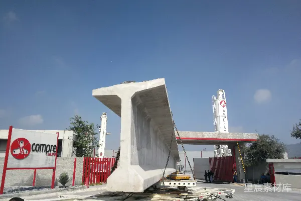 高清摄影 白天的白红色建筑附近还有白红色的建筑。