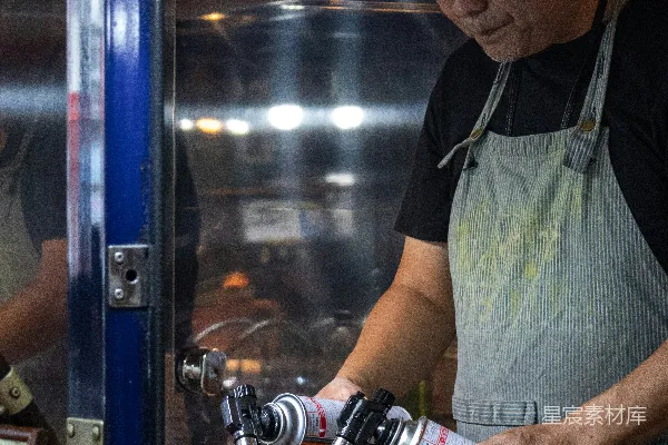 一个男子在用烧灯烹调食物