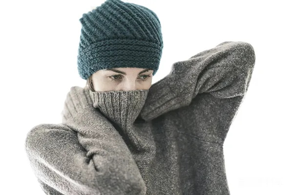 一个戴着针织帽和围巾的女人