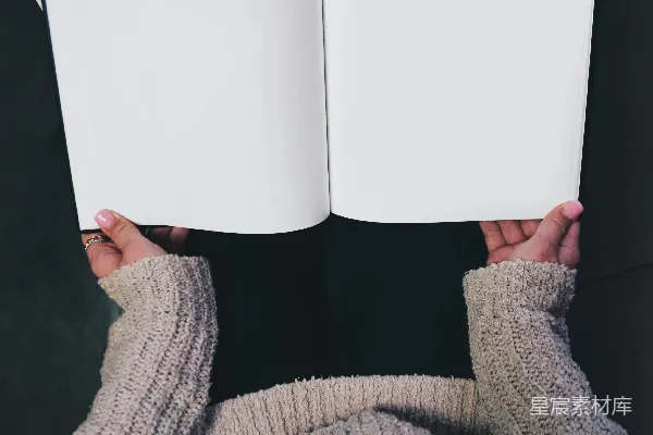 高清摄影 穿着毛衣的女人打开一本空白的书