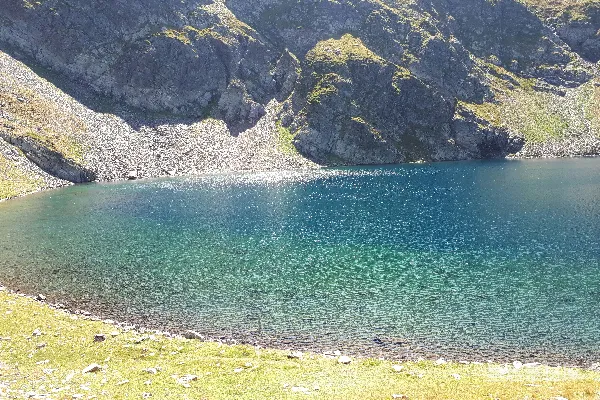 一片被山环绕的大片水域