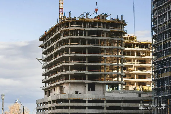 高清摄影 一座正在建设中的建筑物，背景中有一台起重机。