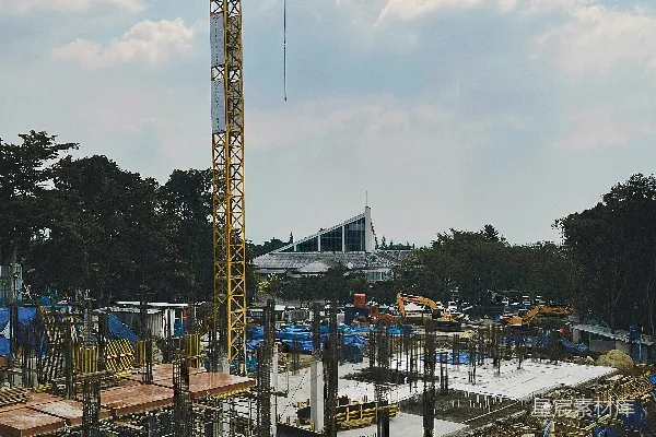 高清摄影 一个建筑工地，背景中有起重机。
