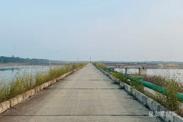 高清摄影 一条长长的笔直的路一直延伸到地平线。