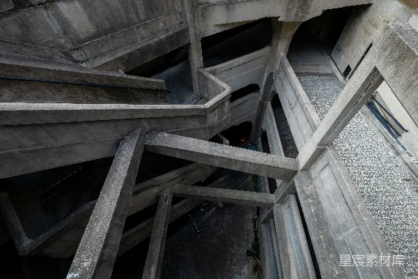 高清摄影 混凝土楼梯在建筑物内部螺旋向下。