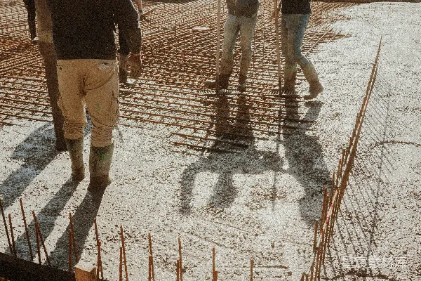高清摄影 一群人在施工工地行走