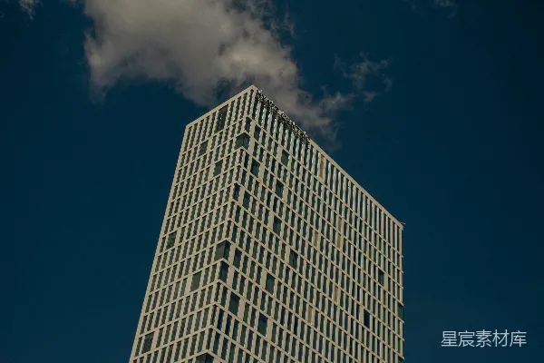 一座矗立在天空背景中的高大建筑物