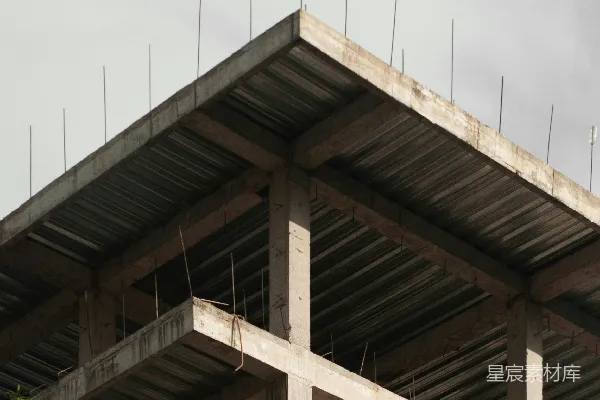 高清摄影 正在建设的建筑顶部有脚手架
