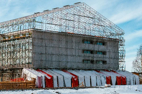 高清摄影 一座大型建筑，周围有很多脚手架。