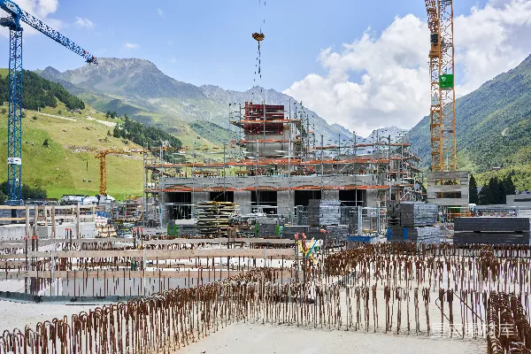 高清摄影 一个有起重机和正在建设中的建筑物的建筑工地