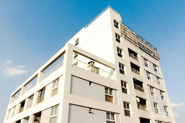 高清摄影 白天蓝天下的白色混凝土建筑
