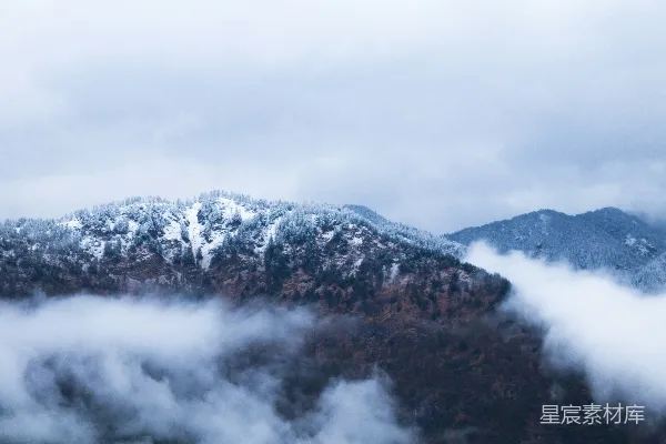 山中云海中的鸟瞰视角
