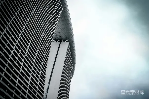白天白黑相间混凝土建筑下的蓝天