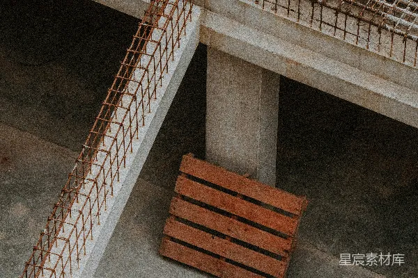 高清摄影 一个木制托盘放在正在建设的建筑物下面。