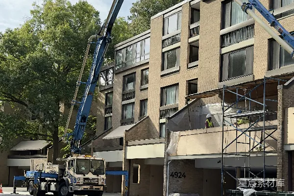 高清摄影 一架大型起重机正在用于维修建筑物。