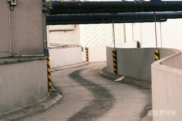 高清摄影 一条空无一人的街道，上面有一列火车停在轨道上。