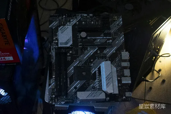 一台计算机主板置于表面之上。