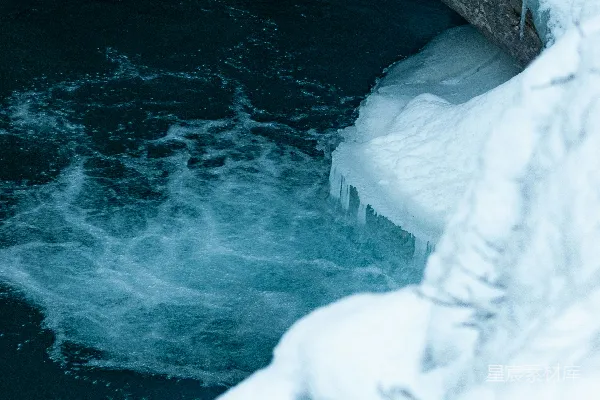 一条水流穿过覆盖着白雪的森林