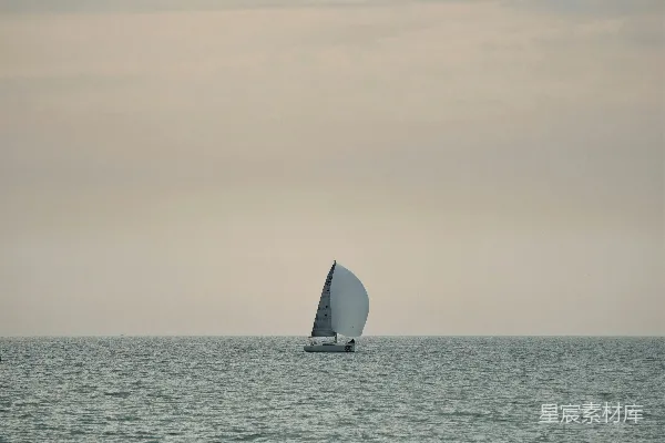 白天海上的帆船在白云蓝天上