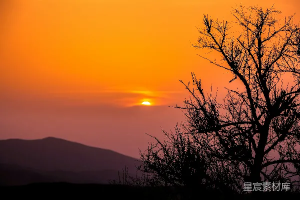 山峦之上，夕阳西下