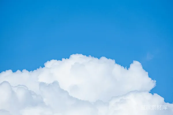 洁白的云朵衬托着湛蓝的天空