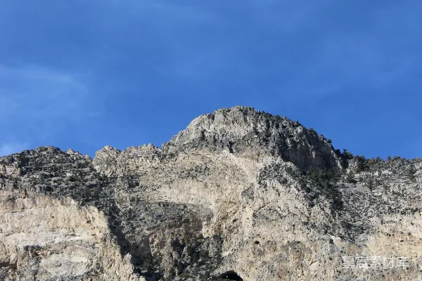 背景是一片蓝天的山景
