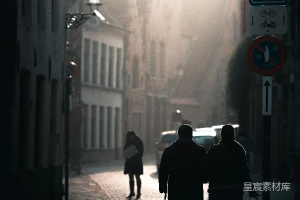 男人和女人在白天走在人行道上