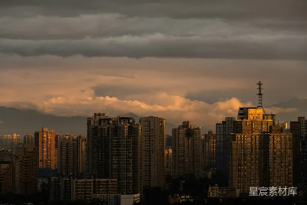 城市在傍晚时分云层覆盖下的 skyline