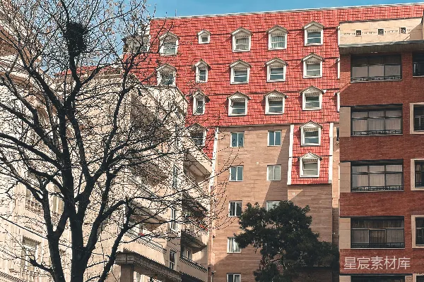 一辆车停在街边，旁边是高大的建筑物。