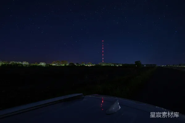 夜晚一辆车在路上行驶