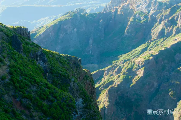 背景中有山的山谷景色