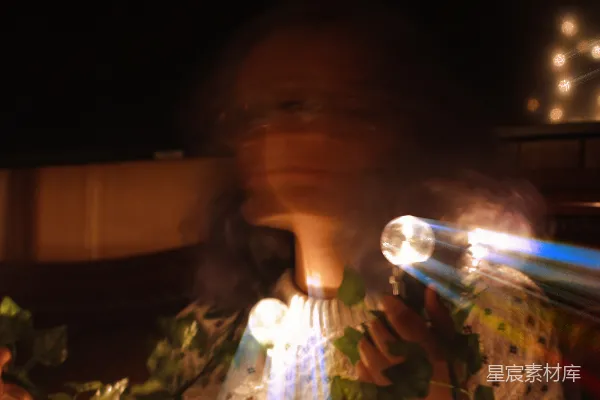 黑白花卉图案的女式衬衫