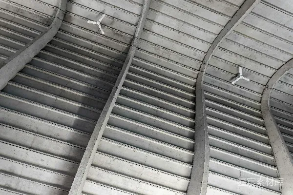 高清摄影 几架白色飞机飞过一座建筑物上方。