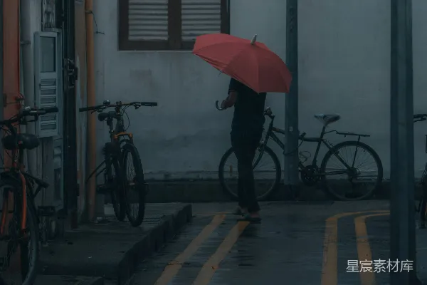 红伞落在灰色混凝土地板上