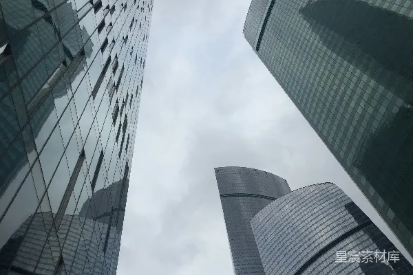 低角度拍摄高楼大厦