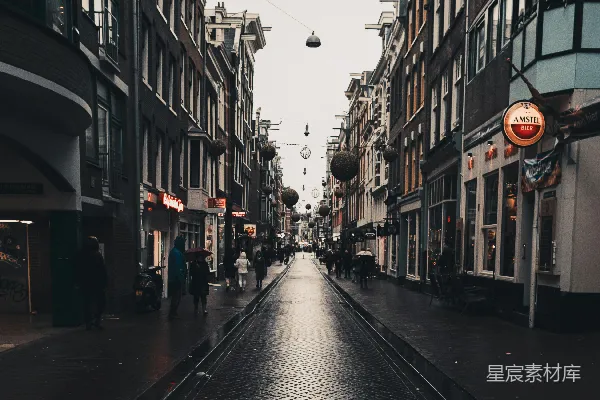 湿漉漉的路上有行人走过