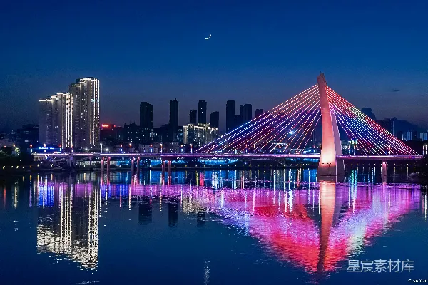 一座跨越水面的大桥，背景是城市。