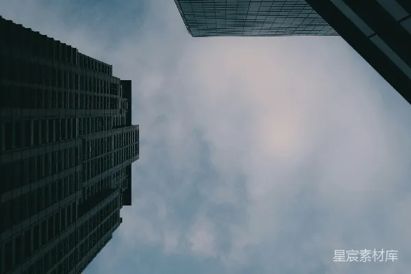 仰望天空中云层间的高楼大厦